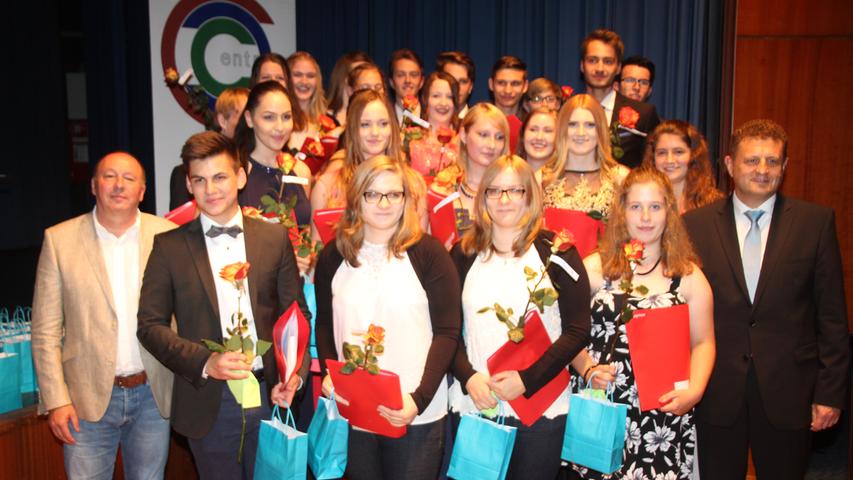 83 stolze Absolventen der Wirtschaftsschule in Gunzenhausen