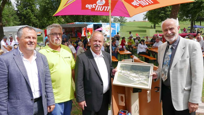 ….und einen 5000-Euro-Scheck, den der erste Bademeister Horst Hasselbacher dem amtierenden Bürgermeister Peter Holzmann, Schwimmmeister Klaus Pfänder und Werksleiter Karl-Heinz Kolb (v. r.) überreichte.