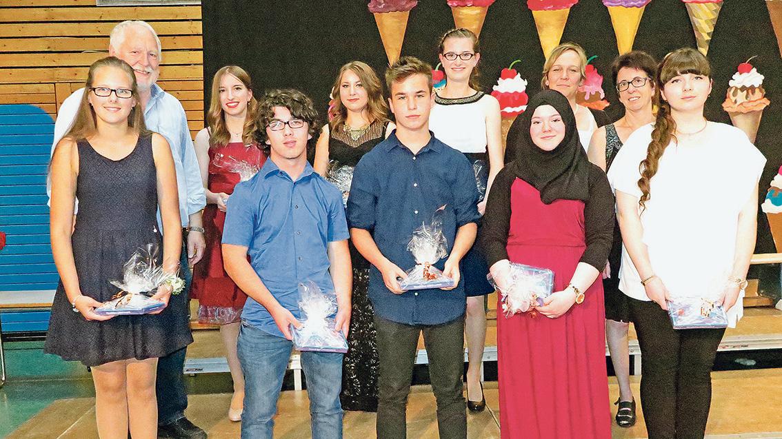 Die acht Klassenbesten zusammen mit Realschul-Konrektor Heinz Maier (hinten links) sowie Mittelschul-Konrektorin Susanna Rathsam und der Elternbeirats-Vorsitzenden Anja Ritter (hinten, von rechts). Die acht Klassenbesten zusammen mit Realschul-Konrektor Heinz Maier (hinten links) sowie Mittelschul-Konrektorin Susanna Rathsam und der Elternbeirats-Vorsitzenden Anja Ritter (hinten, von rechts).