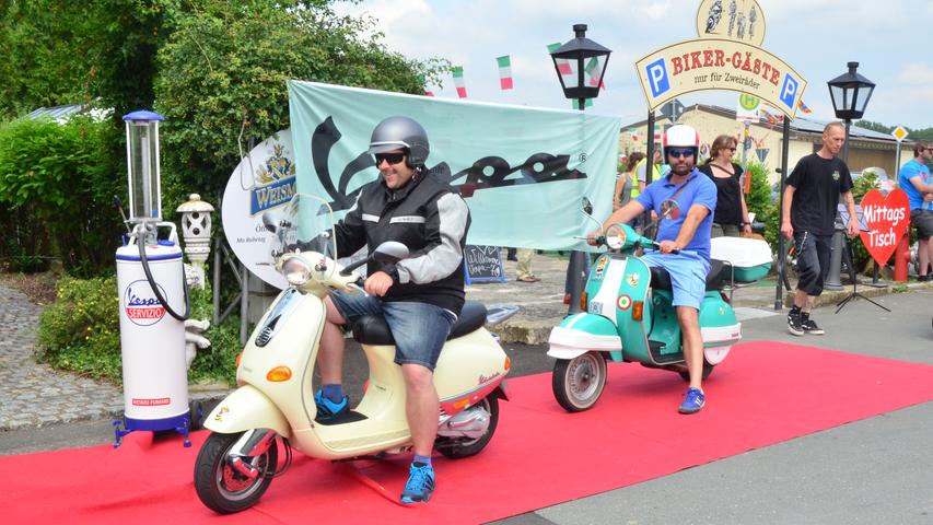 200 Roller- und Apefahrer feiern das neunte Vespa- APE- Jahrestreffen