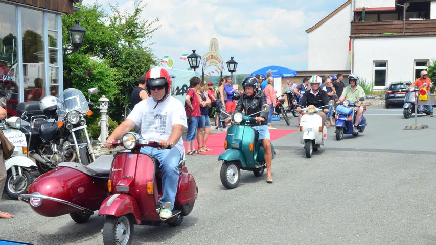 200 Roller- und Apefahrer feiern das neunte Vespa- APE- Jahrestreffen