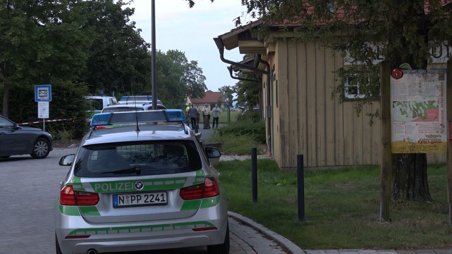 Ein 53-Jähriger hat sich am Montagabend in Kalchreuth einer Polizeikontrolle entzogen und sich danach mit einem Gewehr selbst erschossen.