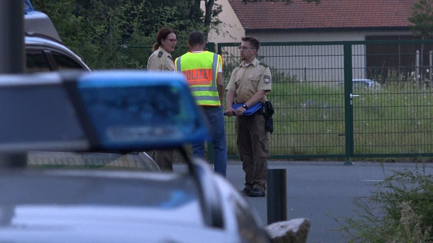 Anwohner in Kalchreuth riefen am Montagabend die Polizei, weil ein 53-Jähriger mit einem Gewehr das Haus verlassen hatte. Sie fanden den Mann, doch er floh vor ihnen in seinem Auto. Als sie den Wagen wenige Minuten später entdeckten, hatte der Fahrer sich bereits das Leben genommen.