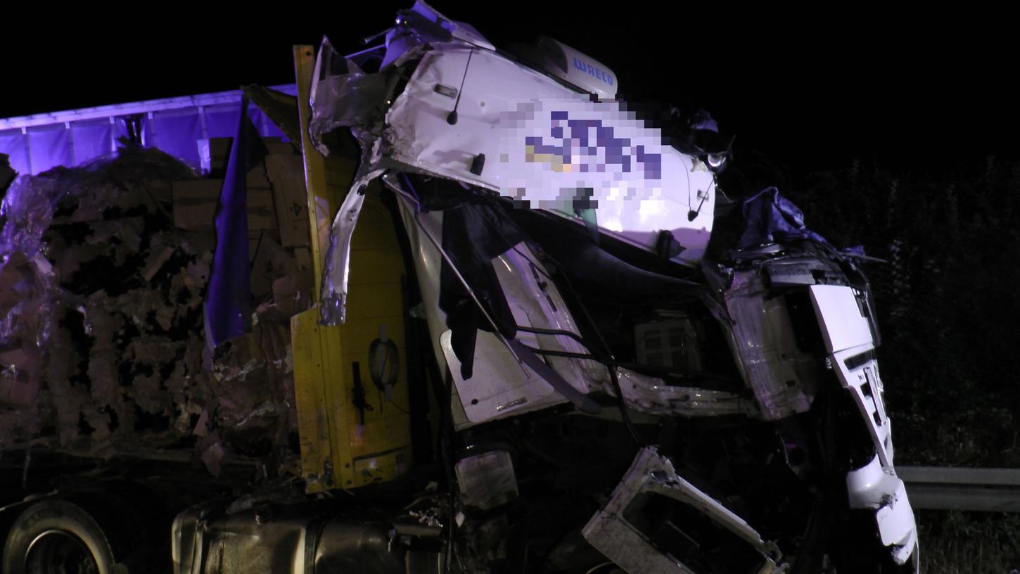 Auf der A7 in der Nähe von Bad Kissingen fuhr ein Lkw auf einen anderen Lkw auf. Das Führerhaus wurde dabei stark zerstört, der Fahrer schwebt in Lebensgefahr.