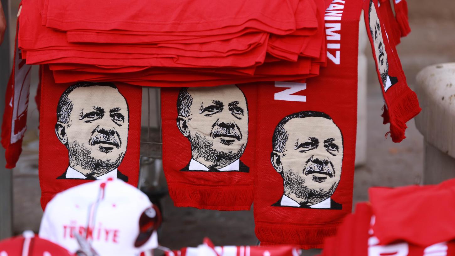 Wenn wir uns in einem demokratischen Rechtsstaat befinden, hat das Volk das Sagen. Und das Volk, was sagt es heute? Sie wollen, dass die Todesstrafe wieder eingeführt wird." So sagt es der türkische Präsident Erdogan.