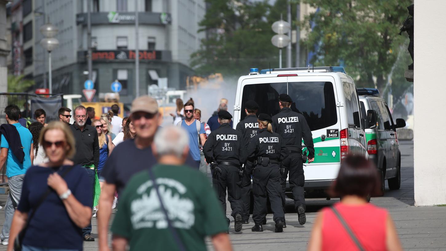 Der bayerische Ministerpräsident Horst Seehofer (CSU) kündigte einen deutlichen Personalaufbau bei der Polizei an.