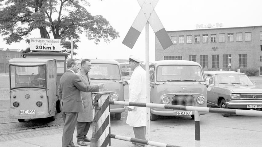 Nur selten treffen sie – wie hier am Tor des Fabrikgeländes – alle zusammen: die verschiedenartigen Wagen für den Werksverkehr der Maschinenfabrik Augsburg-Nürnberg. Hier geht es zum Artikel vom 27. Juli 1966: Im Bus durchs Werk.