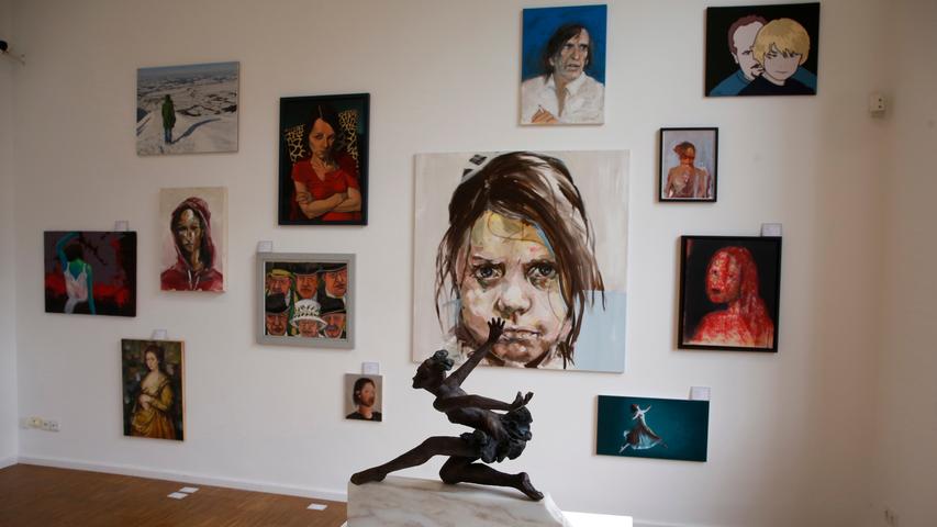 Eine Wand wird in der Ausstellung zur Porträt-Galerie, die dazu einlädt, unterschiedliche Stimmungen und menschliche Ausdrucksformen zu studieren.