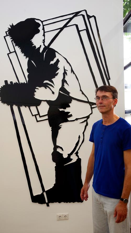 "Expeditionsmaler" Gerhard Rießbeck präsentiert sich durchaus selbstironisch von einer neuen künstlerischen Seite. Sein großer schwarzer Holzschnitt zeigt ihn als "Bildträger" in Polar-Aussrüstung, der schwer an seinem Bildergepäck zu tragen hat. Die Jury zeichnete ihn dafür mit dem 2. Preis aus.
