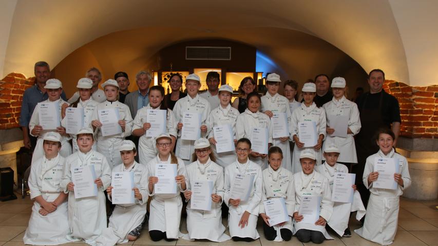 23 junge Nachwuchsköche im Alter von zehn bis 13 Jahren haben zwei Jahre lang von Gastronomen kochen gelernt. Beim Abschlussessen zeigten sie ihre Kochkunst.