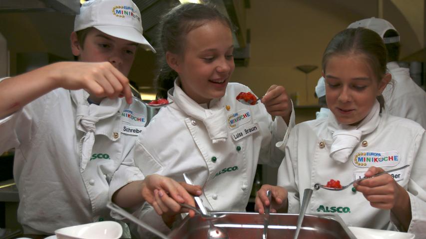 23 junge Nachwuchsköche im Alter von zehn bis 13 Jahren haben zwei Jahre lang von Gastronomen kochen gelernt. Beim Abschlussessen zeigten sie ihre Kochkunst.