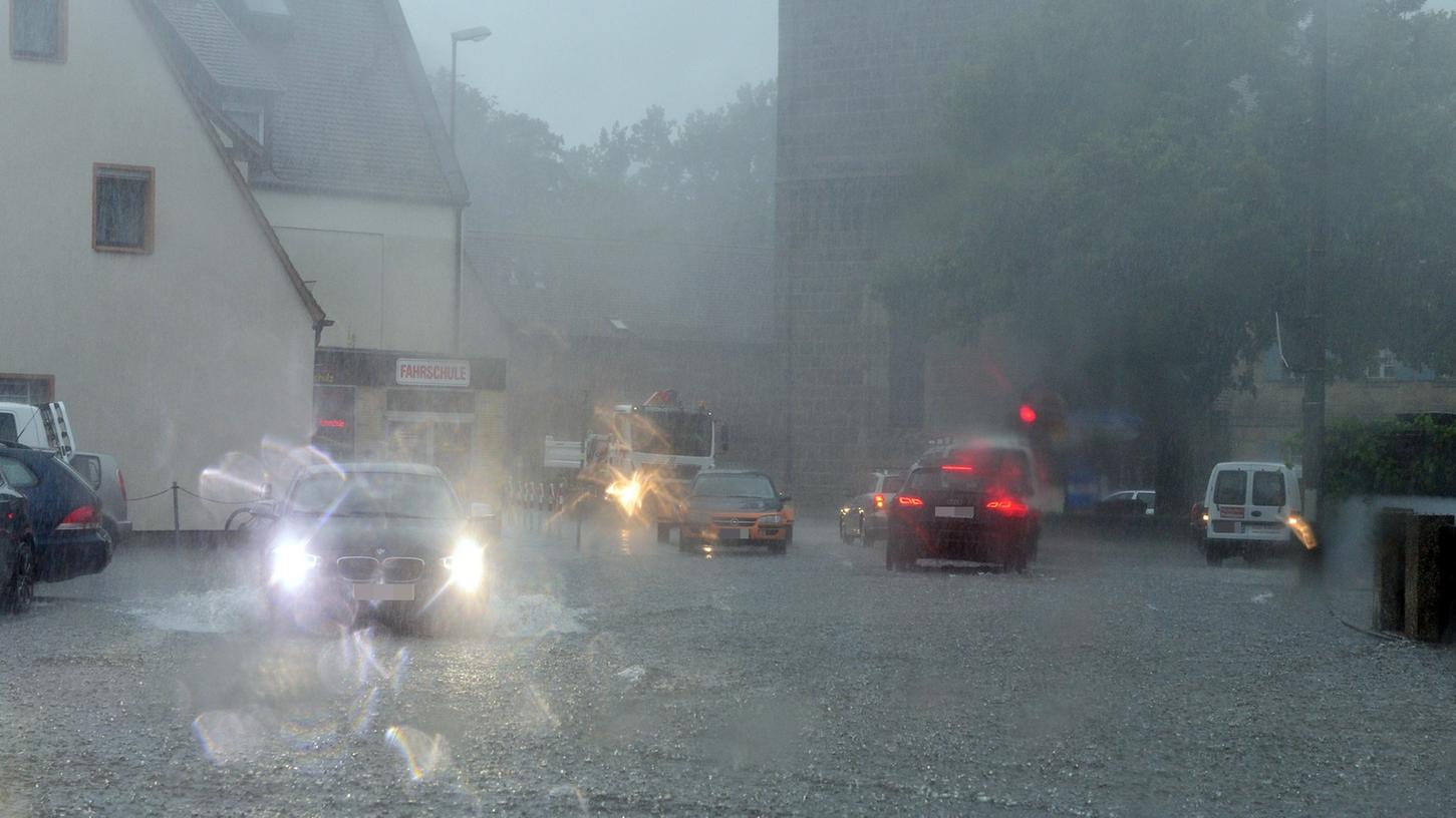 Weltuntergang in Bruck: Erlangen überzog am Dienstag ein starkes Gewitter.