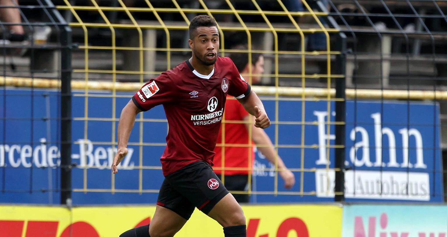 Trägt in Zukunft nicht mehr das Club-Trikot: Pele van Anholt. Trägt in Zukunft nicht mehr das Club-Trikot: Pele van Anholt.
