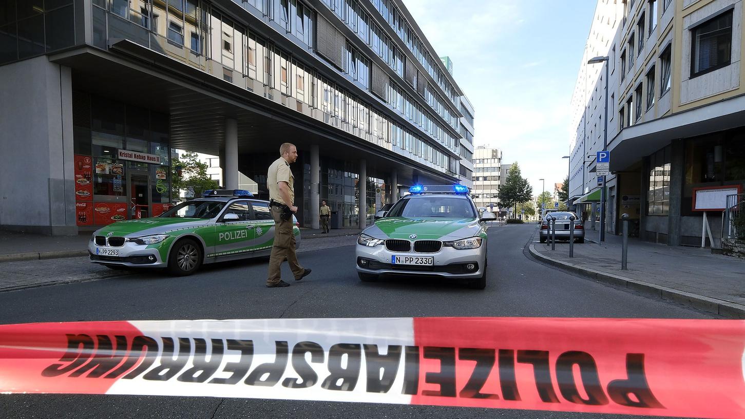 Einsatzkräfte räumten am späten Nachmittag den Willy-Brandt-Platz und den Zentralen Omnibusbahnhof in Nürnberg.