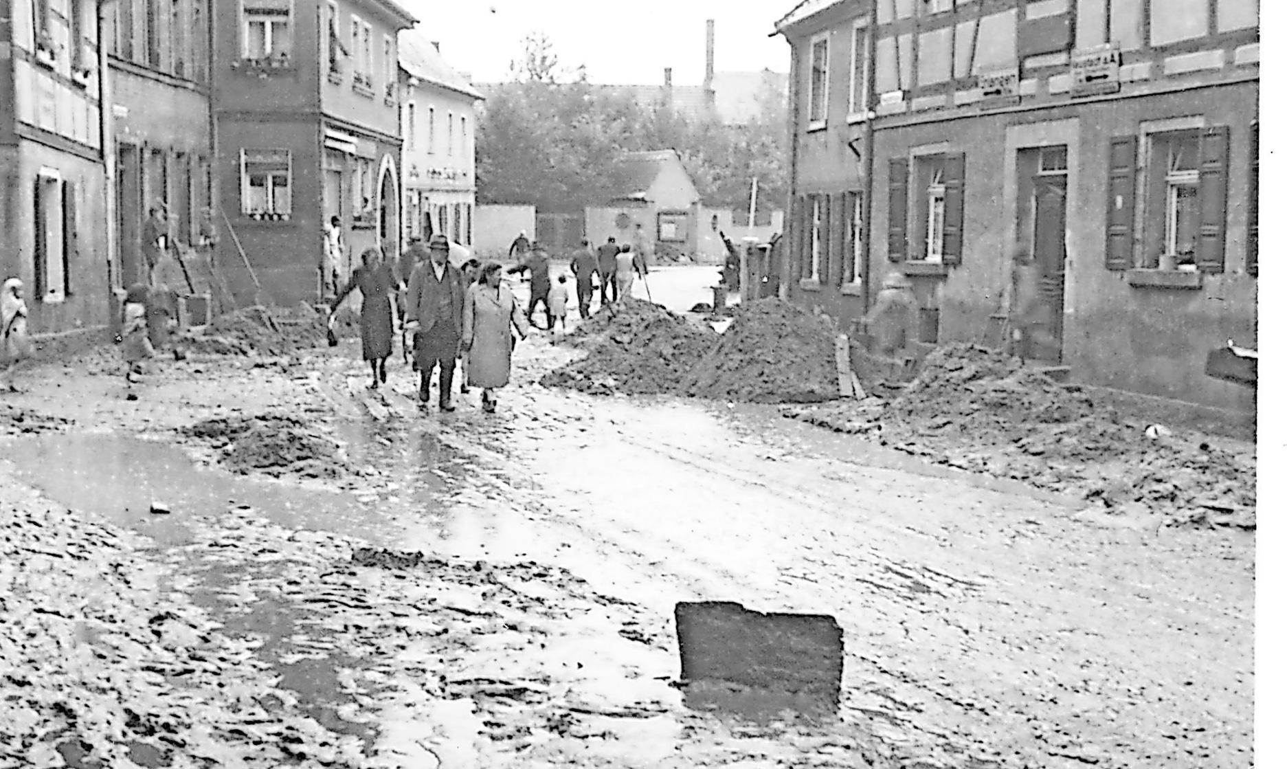 Völlig verwüstet war die Herzogenauracher Hauptstraße nach den massiven Regenfällen.