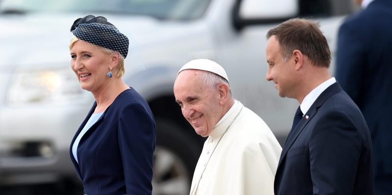 Der polnische Präsident Andrzej Duda (r.) und seine Frau Agata Kornhauser-Duda begrüßen Papst Franziskus.