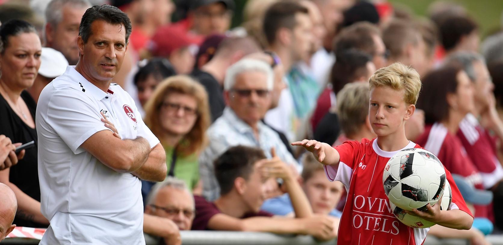 Alois Schwartz ist erst seit Ende Juni im Amt, hat beim Club aber schon eine erstaunlich große Fan-Gemeinde. Alois Schwartz ist erst seit Ende Juni im Amt, hat beim Club aber schon eine erstaunlich große Fan-Gemeinde.