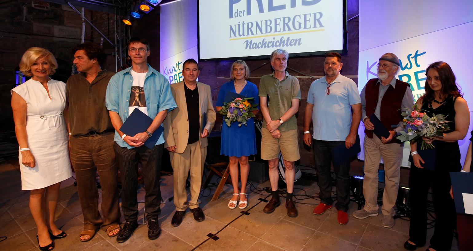 Die Preisträger auf der Bühne: Maler Jörg Schemmann (4. von links) überzeugte die Jury mit seinem Triptychon "Kathedrale der Fische".