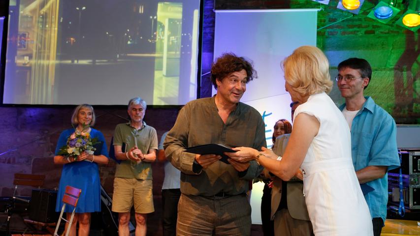 Jürgen Durner erhielt den Sonderpreis des Verlegers der Nürnberger Nachrichten für sein Werk "Scheinwelt".