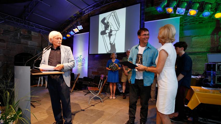Gerhard Rießbeck aus Bad Windsheim erhielt für seine Holzarbeit "Der Bildträger" den 2. Preis. Moderator Rainer Kretschmann (links) führte durch den Abend.