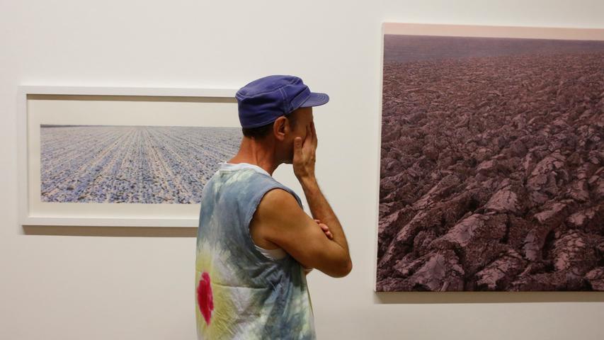 Ein Besucher steht vor Richard Wientzeks Bild "Allerseelen".
