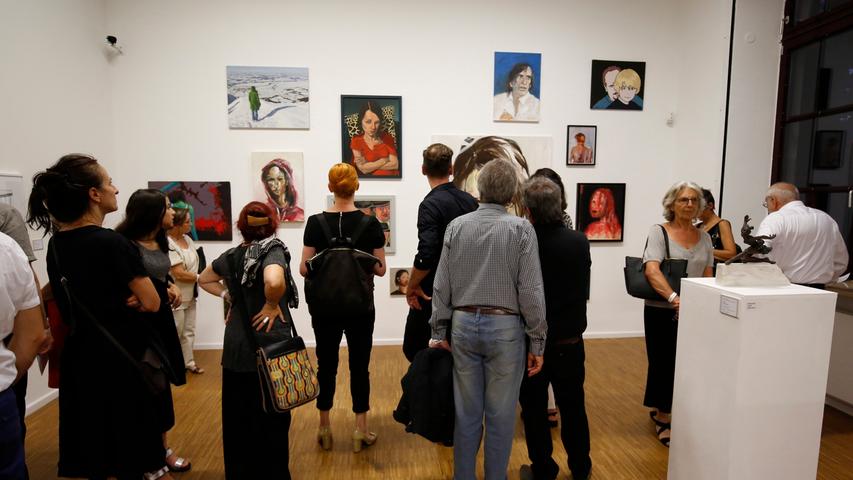 EIne ganze Wand in der Ausstellung präsentiert sich als Porträtgalerie, und stieß bei den Besuchern offenbar auf großes Interesse.