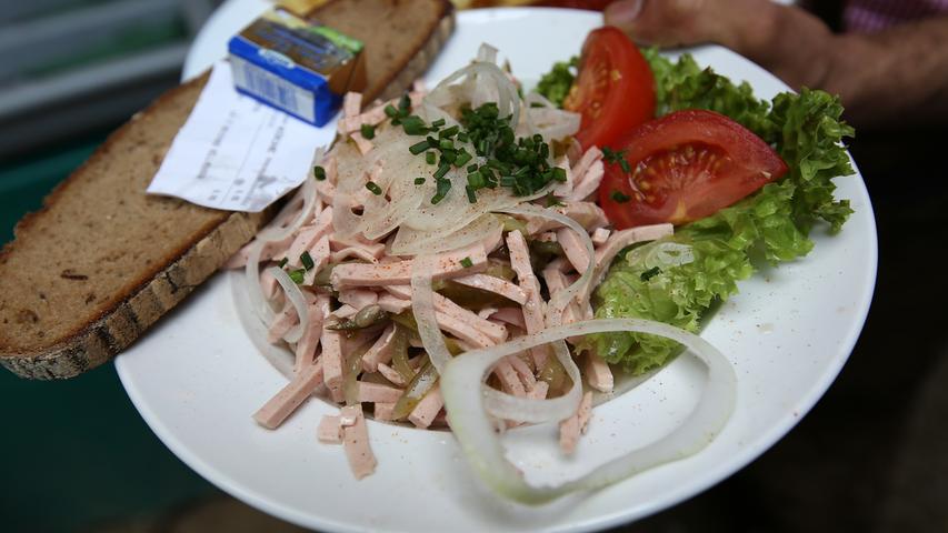 Oder doch lieber mit einem gesunden Salat (aus Wurst)?