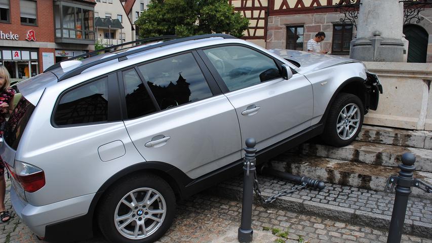 Frau zerstört Wendelsteiner Brunnen mit SUV