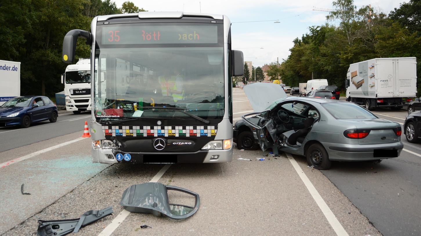 Insgesamt fünf Personen wurden bei einem Unfall in Nürnberg verletzt, als ein Linienbus gegen einen Pkw prallte.