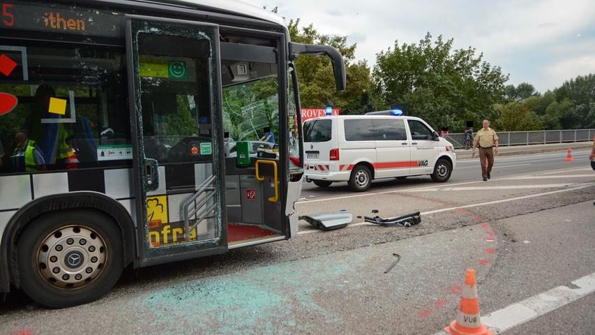 Pkw kracht gegen Bus: Fünf Personen verletzt