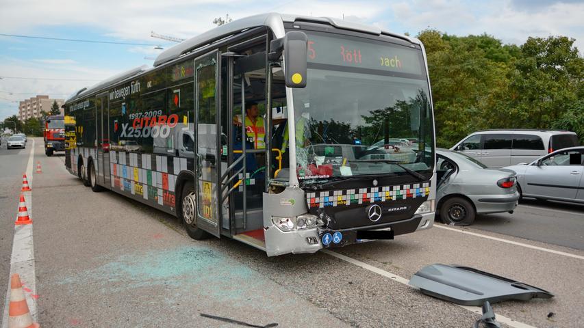 Pkw kracht gegen Bus: Fünf Personen verletzt