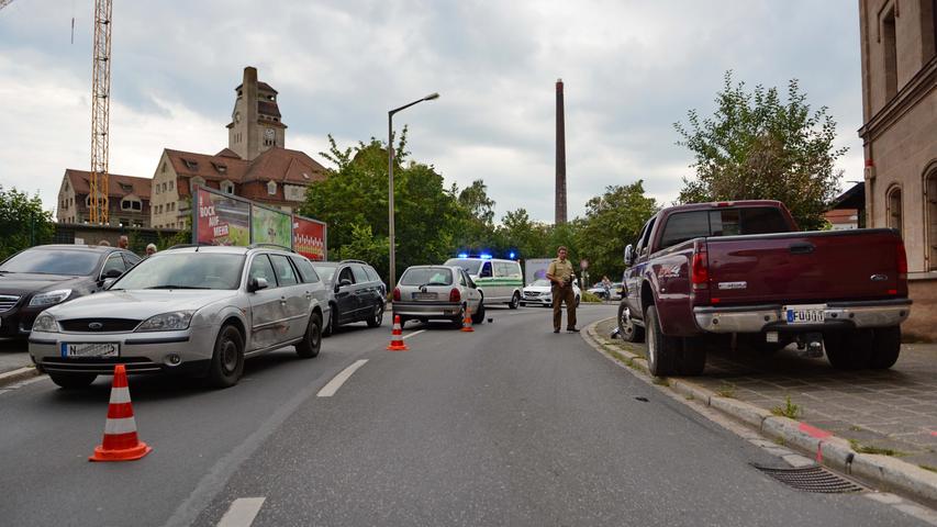 Fünf beteiligte Fahrzeuge bei Unfall in Nürnberg: Täter randaliert