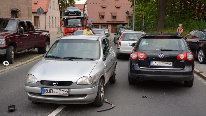 Fünf beteiligte Fahrzeuge bei Unfall in Nürnberg: Täter randaliert
