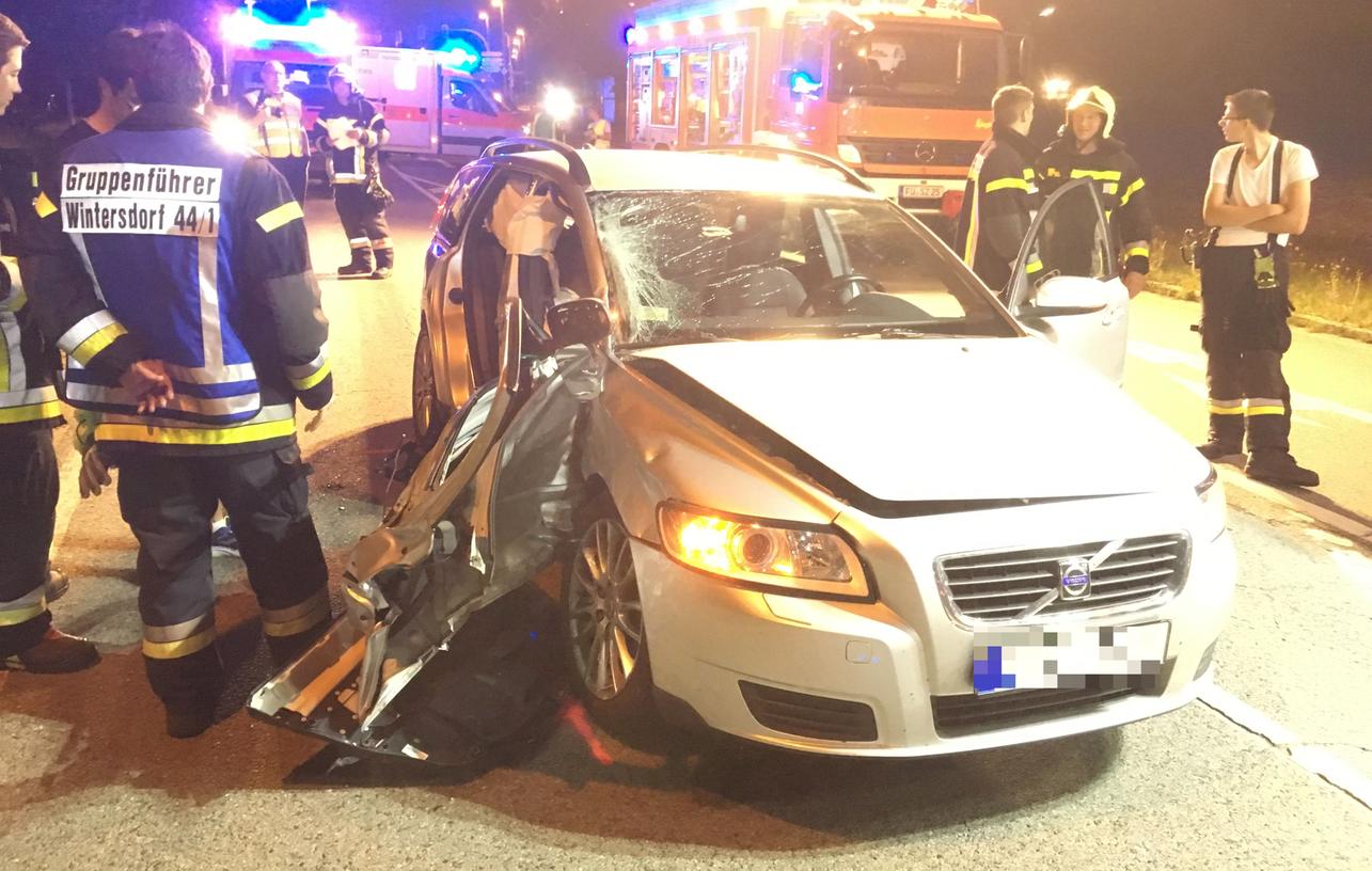 Zu einem schweren Verkehrsunfall mit insgesamt sechs Verletzten kam es am Donnerstagabend auf der Rothenburger Straße in Zirndorf.