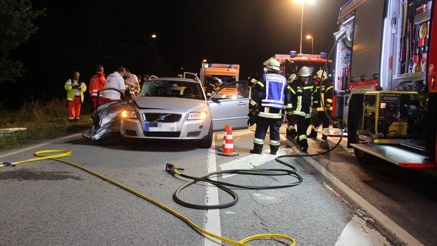 Zwei Verletzte in Zirndorf: Pkw kollidieren auf Kreuzung