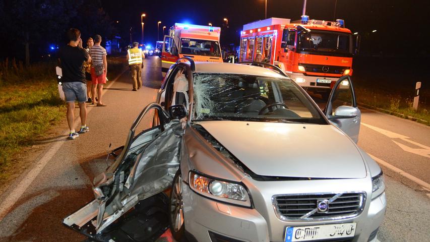 Zwei Verletzte in Zirndorf: Pkw kollidieren auf Kreuzung