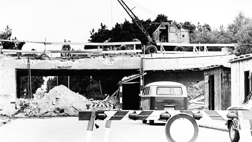 Der Kraftfahrer, der von Nürnberg aus über den Hauptzubringer Regensburger Straße zur Autobahn Berlin – München strebt, wird zur Zeit auf der Höhe von Fischbach gestoppt und umgeleitet.  Hier geht es zum Artikel vom 31. Juli 1966: Auf breiterer Brücke.