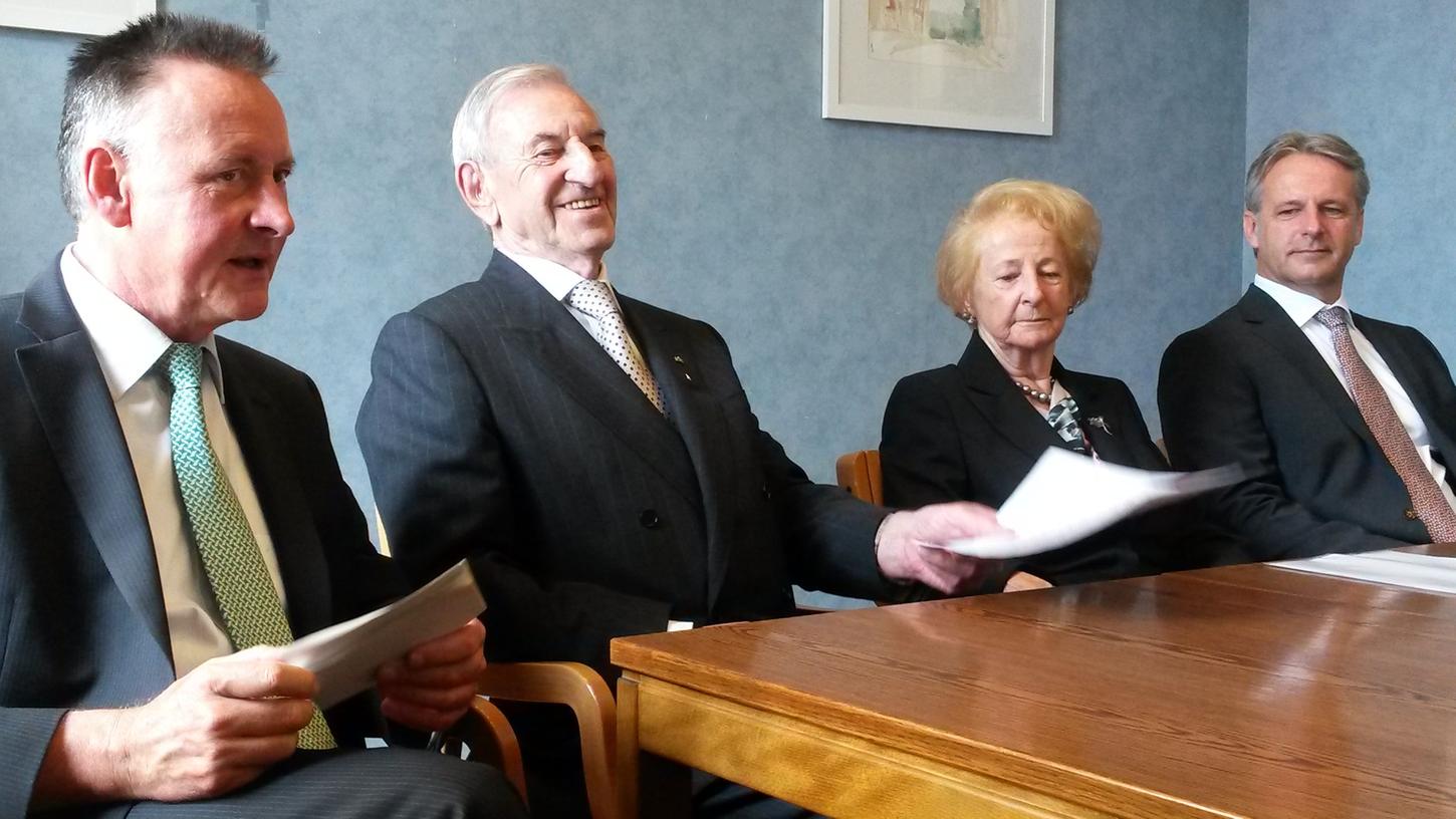 Fürths OB Thomas Jung (links) freut sich über die großzügige Spende von Heinz Bruder, der mit seiner Frau  und seinem Sohn ins Rathaus kam.