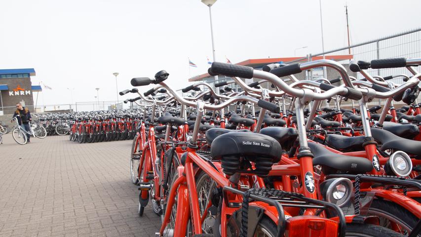Am Pier von Schiermonnikoog reihen sich die roten Miet-Fietsen für die Tagestouristen.