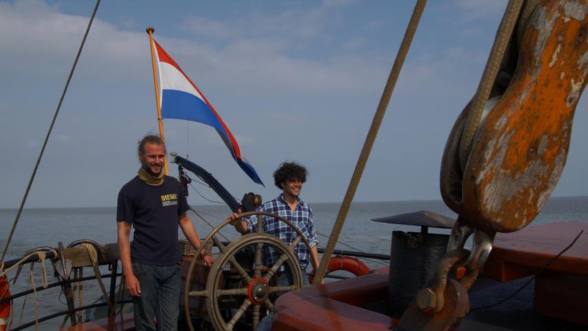 Skipper Maurits und Matrose Martijn haben alles im Griff auf der Willem Jakob.