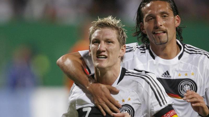 KAPITÄNS-DEBÜT: Nach der EM 2008 übernahm 
 Schweinsteiger im Länderspiel gegen Belgien (2:0) nach der Pause erstmals die Kapitänsbinde von Miroslav Klose und erzielte per Foulelfmeter gleich den Führungstreffer.