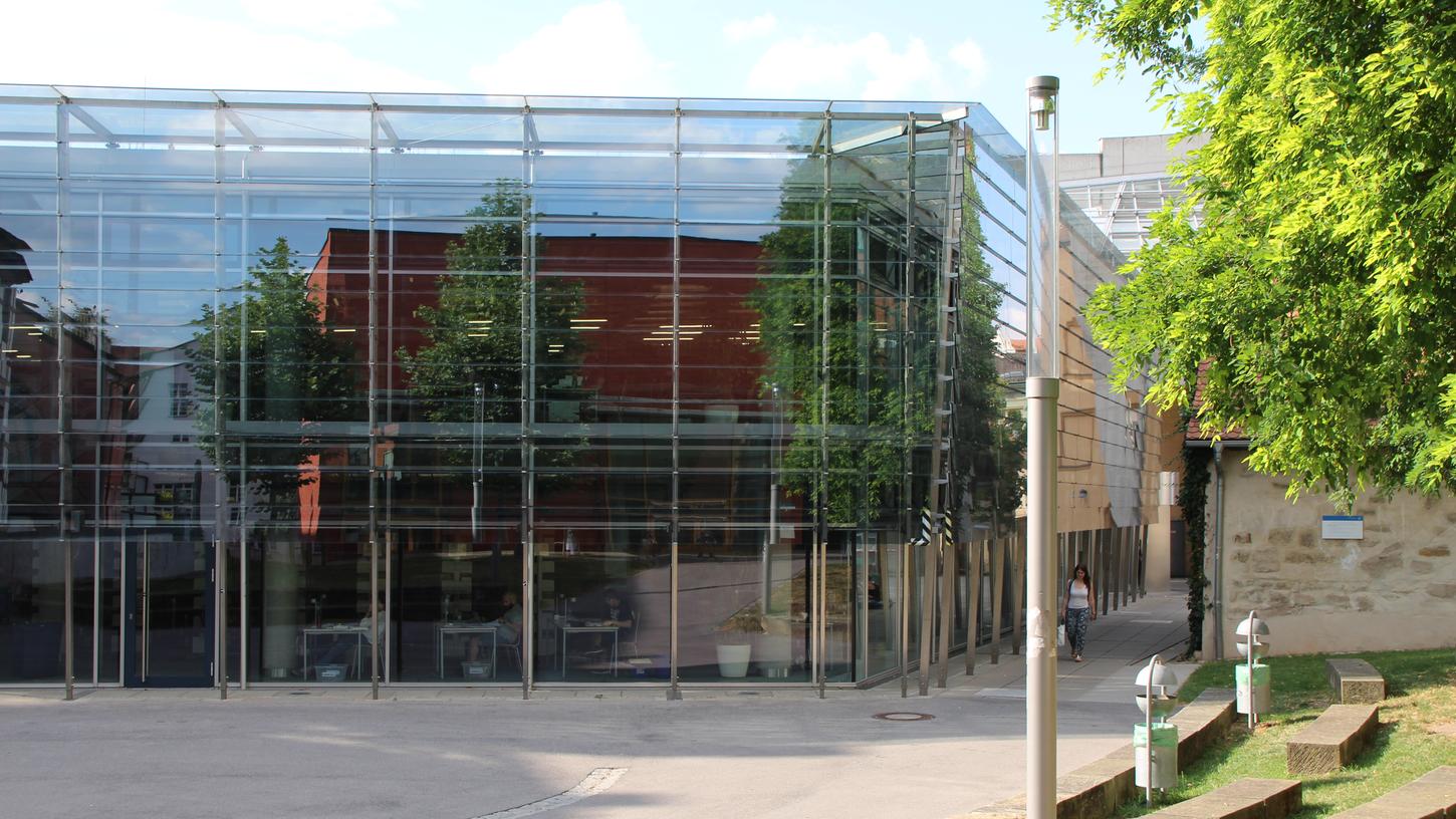 Im Jahr 2004 war die gläserne Bibliothek in der Innenstadt bezogen worden.