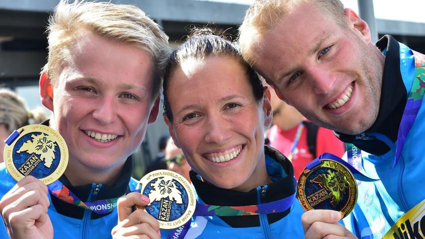 Christian Reichert (re.) startete seine Karriere beim SV Würzburg 05. Seither geht er über die Distanzen der Freiwasserschwimmer an den Start. Sein bisher größter Erfolg ist seine gewonnen Goldmedaille bei den Weltmeisterschaften in Barcelona, die er mit Thomas Lurz und Isabelle Härle im Team errang.