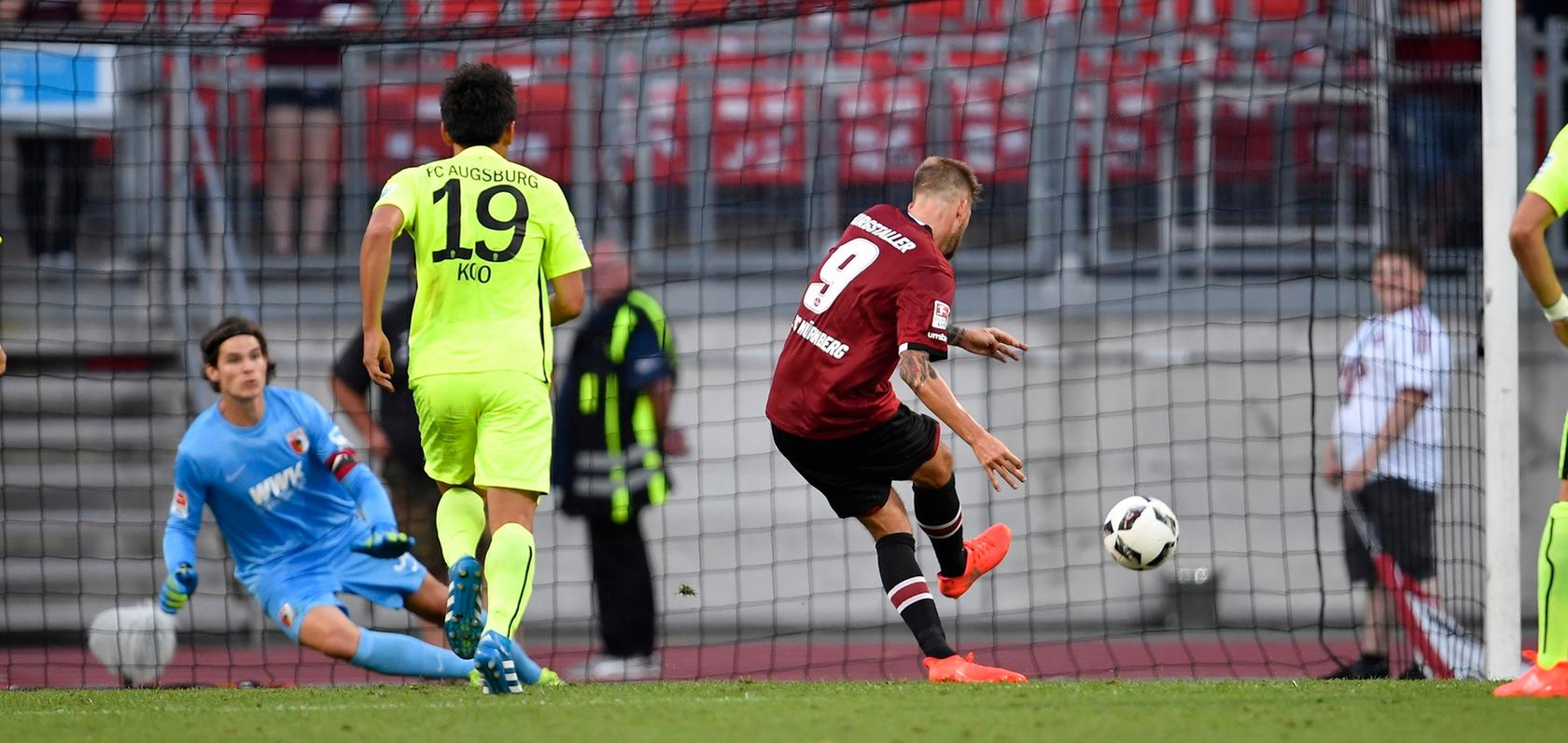 Der geht rein! Guido Burgstaller bleibt vom Punkt cool - das 2:1 gegen Augsburg.