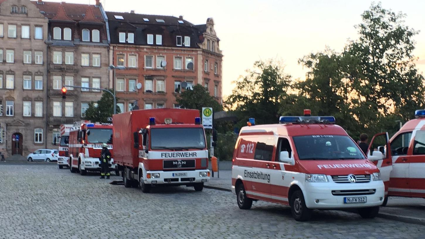 Einen lauten Knall hatten Gäste am Freitagabend im U-Bahnhof Rothenburger Straße gehört. Daraufhin rückte die Feuerwehr aus.