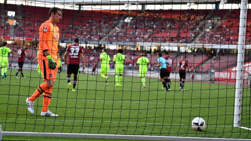 ...das Spielgerät nach Netzkontakt in die andere Ecke sprang. Club-Oldie Raphael Schäfer nahm's jugendlich unbeschwert, zumal...