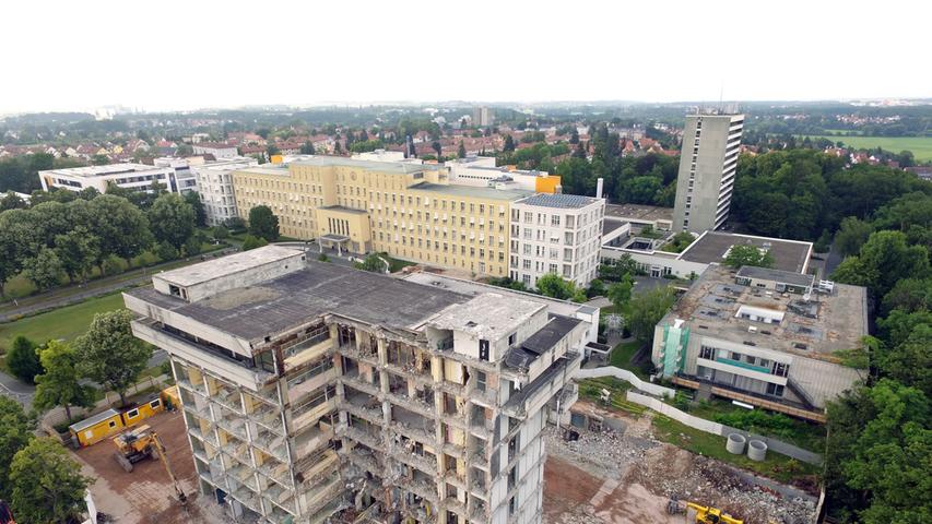 Aufnahme aus der Luft: die verschwindende Kinderklinik und dahinter das Hauptgebäude des Klinikums.