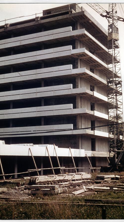 Es entstand ein für die damalige Zeit topmoderner Bau mit sieben Obergeschossen und den markanten Balkonen. Dass die Kosten auf 12,5 Millionen Mark stiegen, sorgte für Schlagzeilen und Kritik. Aber dabei blieb es nicht.