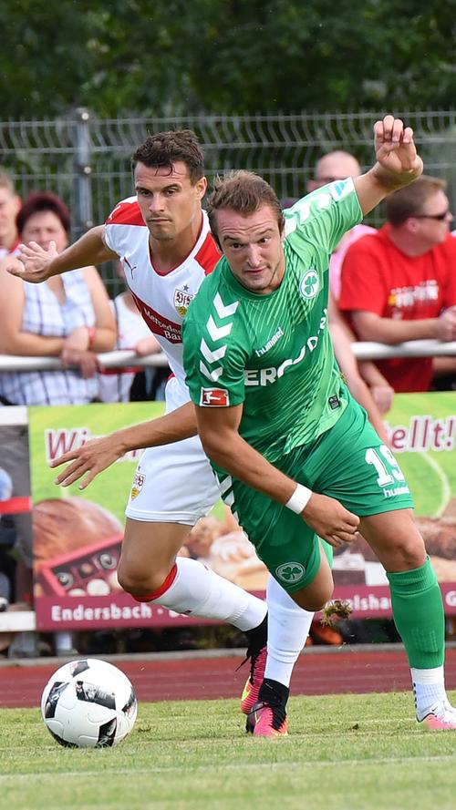 Eine über weite Strecken solide Leistung - und trotzdem stehen sie am Ende mit leeren Händen da: Die SpVgg Greuther Fürth leitete die 1:3-Niederlage gegen den VfB Stuttgart im letzten Testspiel vor dem Saisonstart mit eigenen Fehlern selbst ein.