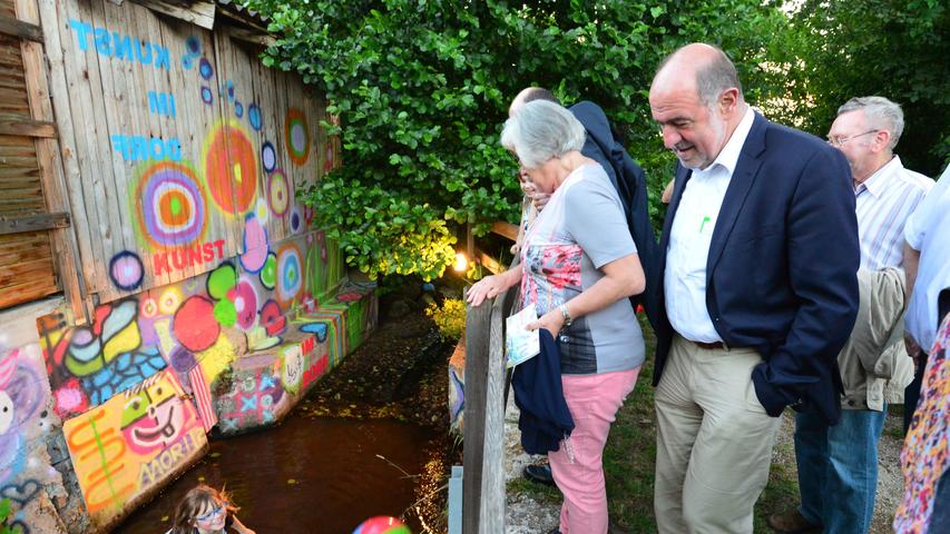 Ein kleines Dorf kommt ganz groß raus: Besucher fluten Oberhembach bei Kunst im Dorf 2016.
